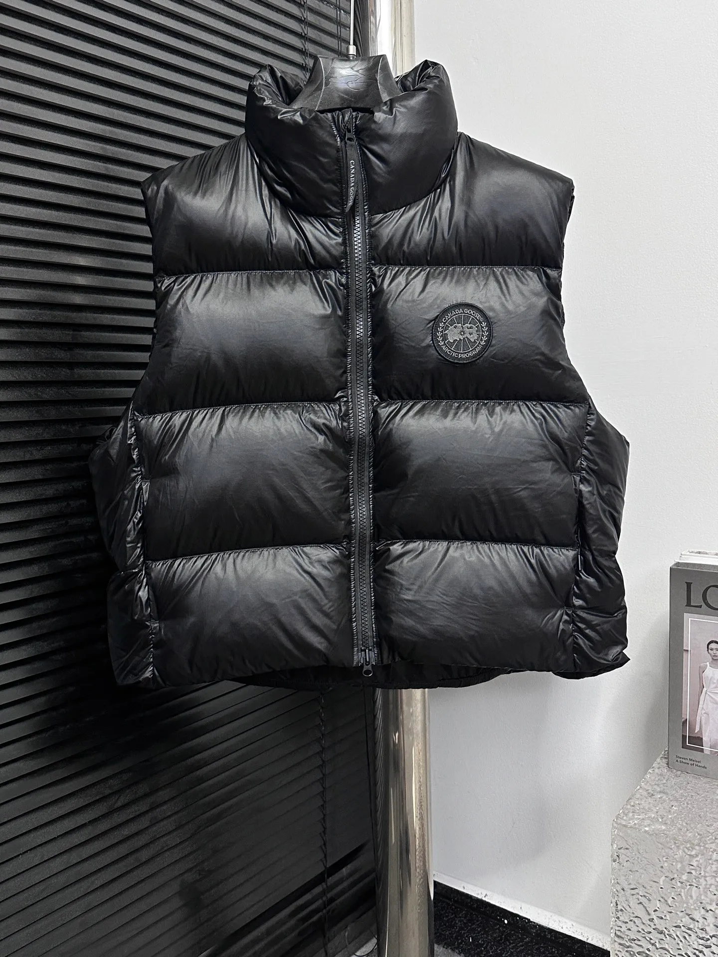 P560 [Canada Goose] Big Goose🦢Puff Down Vest has always been recognized as the warmest down jacket. Various Instagram celebrities, Internet celebrities, and celebrities often wear it for street photos. I make Canada Goose every year, but I still can't get rid of my love for it. No matter how cold the days are, there is no need to be afraid, because there is! Filled with 90% white duck down, it is the legendary warmest down jacket and is known as a must-have for Arctic outdoor sports! The most popular down jacket in the world, celebrities are rushing to buy it, it is a must-have! Size: XS-XL